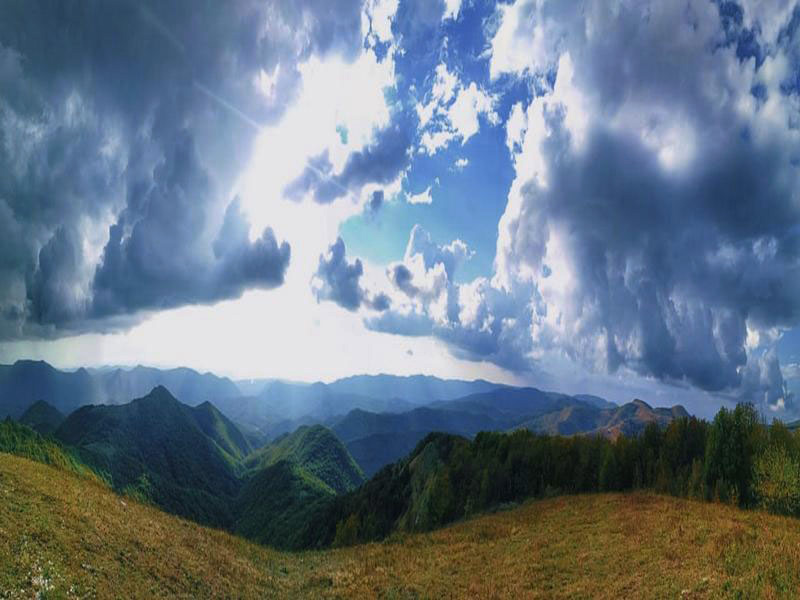 Пейзаж гор на джиппинге. Фото