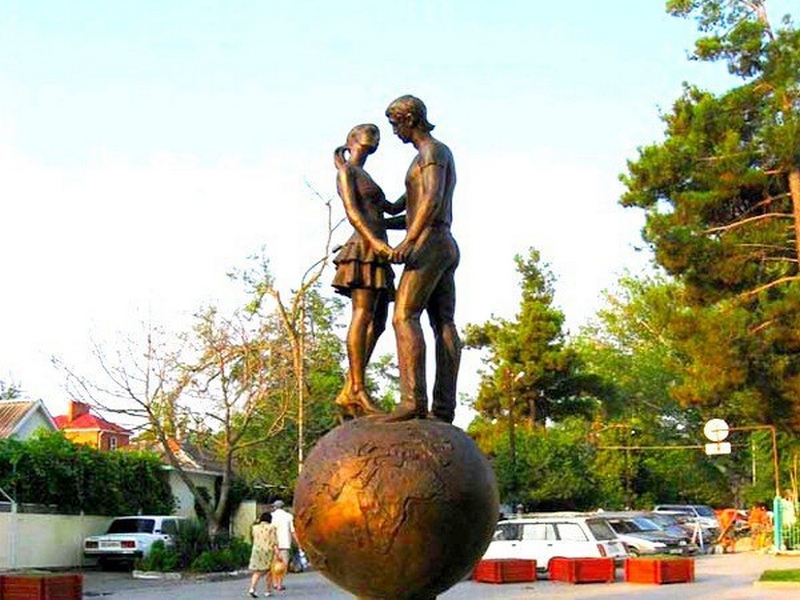 Памятник влюбленным. Фотография города Геленджик