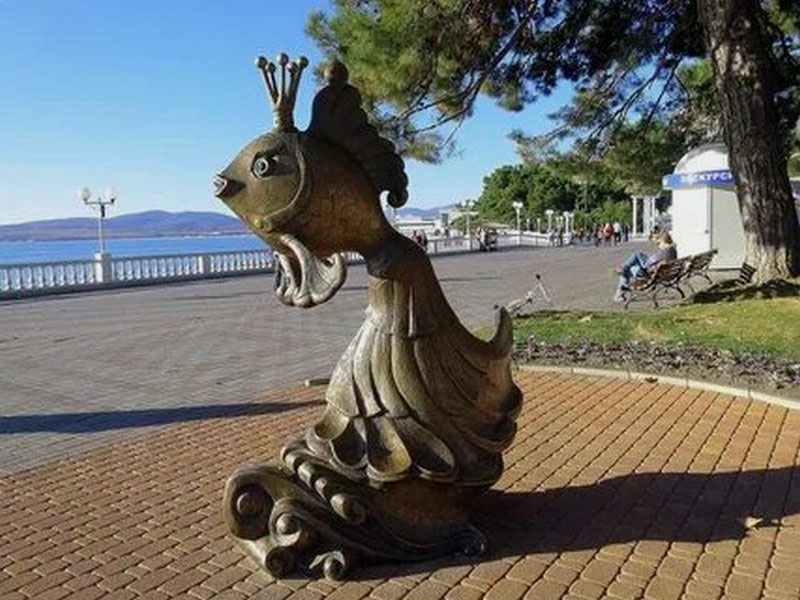 Скульптура Золотая рыбка. Фото